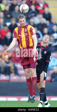 Luke Oliver von Bradford City springt beim Spiel npower Football League Two im Coral Windows Stadium, Bradford, gegen Alex Revell von Rotherham United. Stockfoto