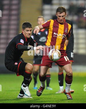 Luke Dean von Bradford City und Alex Revell von Rotherham United kämpfen während des Spiels npower Football League Two im Coral Windows Stadium in Bradford um den Ball. Stockfoto