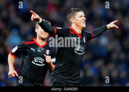 Alex Revell von Rotherham United feiert das zweite Tor seines Teams beim Spiel npower Football League Two im Coral Windows Stadium, Bradford. Stockfoto