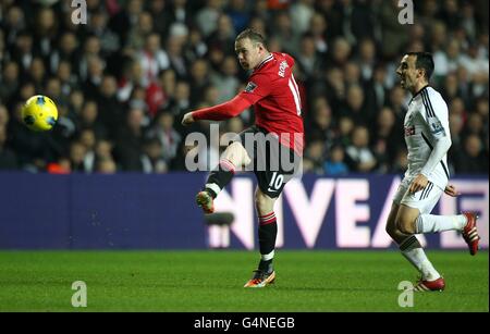 Fußball - Barclays Premier League - Swansea City / Manchester United - Liberty Stadium. Wayne Rooney von Manchester United (links) hat einen Torschuss gemacht Stockfoto