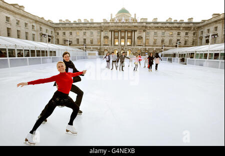 Eigenständig: Der britische Olympiasieger Jayne Torvill und James Streeter zeigen einen Tanz für die 16 Mitglieder der Somerset House Ice Crew (Hintergrund), die die Eisläufer, die die Eisbahn im Zentrum von London während der Wintereröffnung vom 22. November bis zum 22. Januar 2012 besuchen, leiten und unterstützen werden. Stockfoto