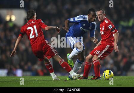 Chelseas Didier Drogba (Mitte) kommt von Liverpools Leiva Lucas weg (Links) und Charlie Adam Stockfoto