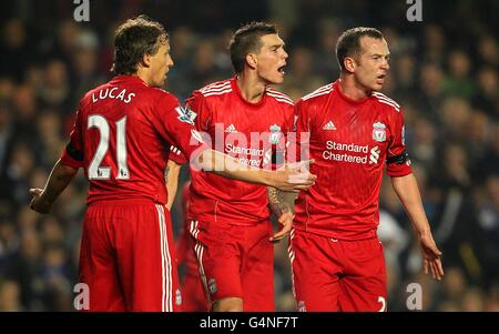 Fußball - Barclays Premier League - Chelsea gegen Liverpool - Stamford Bridge. Liverpools Lucas Leiva (links), Daniel Agger (Mitte) und Charlie Adam appellieren an den Schiedsrichter Stockfoto