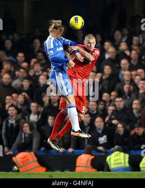 Fußball - Barclays Premier League - Chelsea gegen Liverpool - Stamford Bridge. Chelseas Fernando Torres (links) und Liverpools Martin Skrtel kämpfen um den Ball Stockfoto