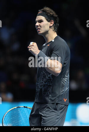 Der Spanier Rafael Nadal feiert seinen Sieg über den amerikanischen Mardy Fish beim Barclays ATP World Tour Finale in der O2 Arena, London. Stockfoto