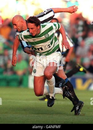 Dieses Bild kann nur im Rahmen eines Editorial-Features verwendet werden: Newcastles Temuri Ketsbaia stößt während eines Vorsaison-Freunds im Parkhead-Stadion auf Celtic's Stephane Mahe. Celtic gewann das Spiel mit 2:0. Stockfoto