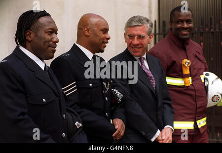 Innenminister Jack Straw (2. Rechts) mit Polizeioffizier Sgt George Rhoden (2. Links), Gefängnisbeamter Everton Robinson (links) und Asst. Mark Carr (rechts), Feuerwehrbeauftragter der Division, vor dem Innenbüro in London. * das Innenministerium wird die tatsächlichen Zielzahlen für die Rekrutierung von ethnischen Gruppen für Polizei, Feuerwehr, Immigration und Bewährungsabteilungen und Personal des Innenministeriums bekannt geben. Stockfoto