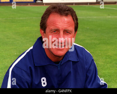 Manager Roy McFarland vom Cambridge United FC im Abbey Stadium. 27/02/01: McFarland wurde als Manager des Second Division Clubs entlassen. Eine Vereinserklärung bestätigte, dass McFarland nach einer Notfallsitzung des Vorstands nicht mehr für die Angelegenheiten der ersten Mannschaft zuständig sein wird. * mit sofortiger Wirkung . Stockfoto