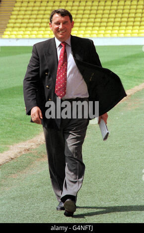 Der Manager des Watford Football Club Graham Taylor geht über den Platz zu einem Pressegespräch vor der Saison im Vicarage Rd Stadium, Watford. Das Team wird in der Saison von den Führern der ersten Division bis zur Premiership Division beitreten. Stockfoto