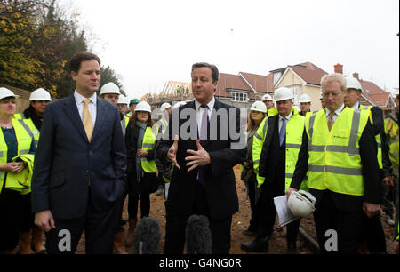 Premierminister David Cameron und Vizepremierminister Nick Clegg besuchen Boxgrove Gardens in Guildford, wo heute ein 400 Millionen-Fonds für den Startschuss für den Wohnungsbau bekannt gegeben wird, der Teil der Pläne der Regierung zur Lösung der britischen Wohnungskrise ist. Stockfoto