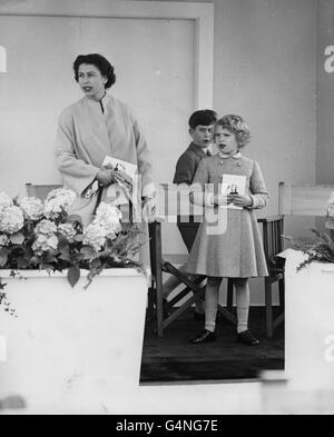 Königin Elizabeth II. Mit Prinzessin Anne und Prinz Charles im Windsor Great Park, um den Herzog von Edinburgh beim Polo für die Welsh Guards zu sehen. Stockfoto