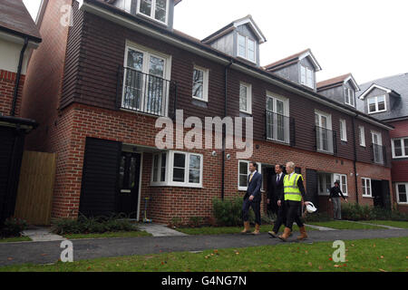 Premierminister David Cameron und Vizepremierminister Nick Clegg besuchen Boxgrove Gardens in Guildford, da heute im Rahmen der Regierungspläne zur Lösung der britischen Wohnungskrise ein 400-Millionen-Fonds für den Startschuss für den Wohnungsbau bekannt gegeben wird. Stockfoto