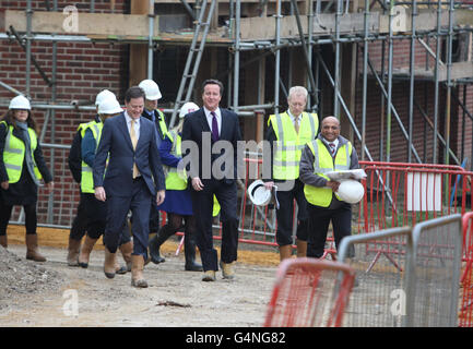 Premierminister David Cameron und Vizepremierminister Nick Clegg besuchen Boxgrove Gardens in Guildford, da heute im Rahmen der Regierungspläne zur Lösung der britischen Wohnungskrise ein 400-Millionen-Fonds für den Startschuss für den Wohnungsbau bekannt gegeben wird. Stockfoto