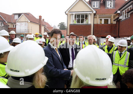 Premierminister David Cameron und Vizepremierminister Nick Clegg besuchen Boxgrove Gardens in Guildford, wo heute ein 400 Millionen-Fonds für den Startschuss für den Wohnungsbau bekannt gegeben wird, der Teil der Pläne der Regierung zur Lösung der britischen Wohnungskrise ist. Stockfoto