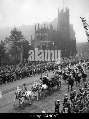 Königin Elizabeth II. Und der Herzog von Edinburgh in einem offenen landau und mit einem Sovereign's Escort der Household Cavalry, der für eine Woche durch die Princes Street, Edinburgh, zum Krönungsbesuch geht. Stockfoto