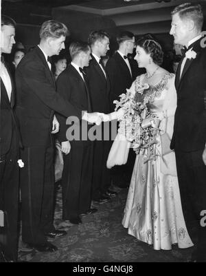 Königin Elizabeth II. Wurde den Mitgliedern der britischen Everest-Expedition von Oberst Sir John Hunt im Warner Theatre, Leicester Square, London, vorgestellt, als sie die erste Aufführung von „The Conquest of Everest“, dem Film, der die Geschichte der Errungenschaft erzählt, besuchte. Oberst Sir John Hunt, war der Leiter der Expedition. Stockfoto