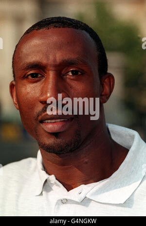 Bild der Bibliotheksdatei vom 24/9/98 des ehemaligen Olympiasiegers von 100 m, Linford Christie. UK Athletics bestätigte heute Mittwoch, den 4. August 1999, dass Linford Christie bei einem Treffen in Dortmund am 13. Februar einen Drogentest versagt hat. Siehe PA Story ATHLETICS Christie. * 21/08/00 der pensionierte britische Athlet Linford Christie, Doug Walker und Gary Cadogan haben zwei-Jahres-Verbote von internationalen Leichtathletik-Chefs bestätigt bekommen, nachdem sie positiv auf das anabole Steroid Nandrolone getestet haben. Die Aussetzungen wurden von der International Amateur Athletics Federation (IAAF) verhängt, die die Verbote bestätigte.Siehe Stockfoto