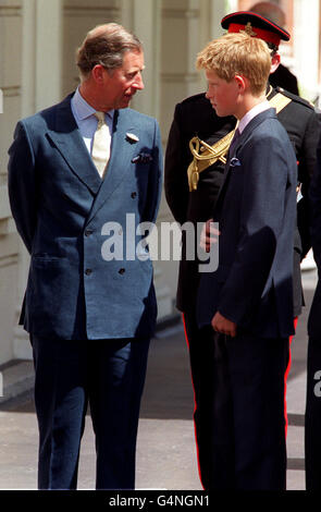 Prinz Charles spricht vor dem Clarence House in London mit seinem Sohn Prinz Harry, wo die Queen Mother ihren neunzehnten Geburtstag feierte. Stockfoto