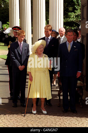 Die Queen Mother vor dem Clarence House in London, wo sie ihren neunzehnten Geburtstag feierte. Hier mit ihrem Enkel Prinz Charles und den Urenkelsohn William und Harry (links). Stockfoto