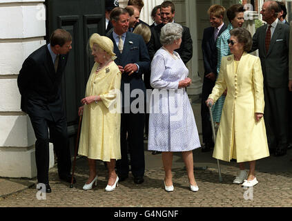 Die Queen Mother vor dem Clarence House in London, wo sie ihren neunzehnten Geburtstag feierte. L-R: Prince Andrew, Queen Mother, Prince Charles, Queen Elizabeth und Princess Margret. Stockfoto