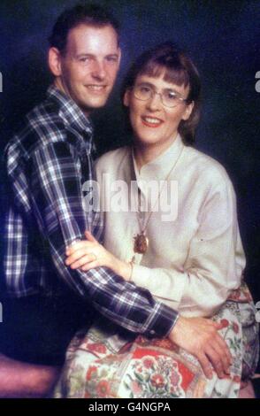 Kenneth Hawkes und die Verlobte Esther Gibson posieren für ihr Verlobungsfoto, das Paar sollte diesen Juli heiraten, aber Esther wurde bei der Omagh-Explosion getötet, bei der 29 Menschen ums Leben kamen. Blumen, die für eine Hochzeit gekauft wurden, wurden stattdessen auf ihr Grab gelegt. Stockfoto