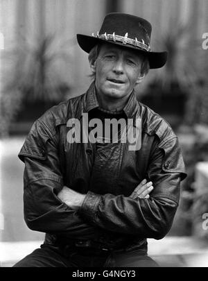 Der australische Schauspieler Paul Hogan wurde durch seine On-Screen-Figur „Crocodile Dundee“ berühmt. * Rodney William Ansell, Australiens ursprünglicher 'Crocodile Dundee', wurde am Dienstag, dem 3. August 1999, von der Polizei im Northern Territory in Australien, nach einer Waffenschlacht, bei der Ansell einen Polizisten erschoss, getötet. Paul Hogan spielte in dem Film, der auf dem realen Leben von Ansell basierte. Stockfoto