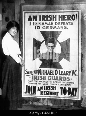 Londons Begrüßung des Sergeanten Michael O'Leary, VC, von den Irish Guards: Ein Plakat, das mit dem Ziel produziert wurde, die Aufnahme Irlands während des Ersten Weltkriegs zu fördern. Stockfoto