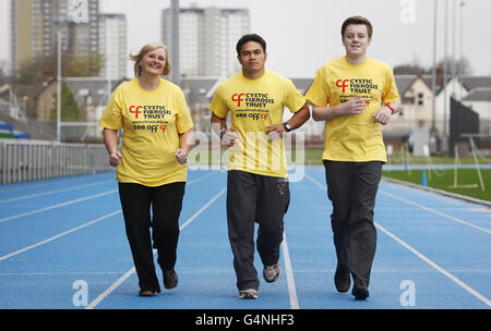 Glasgow Warriors Rugby-Star David Lemi (Mitte) wird mit June Ross (links) vom Cystic Fibrosis Trust und dem Cystic Fibrosis Sufferer Iain McComish (rechts) während einer Fotoaktion im Scotstoun Stadium in Glasgow gezeigt, um den Cystic Fibrosis Trust als dritte offizielle Wohltätigkeitsorganisation zu präsentieren, die Warriors über die unterstützen wird Die nächsten zwei Saisons. Stockfoto