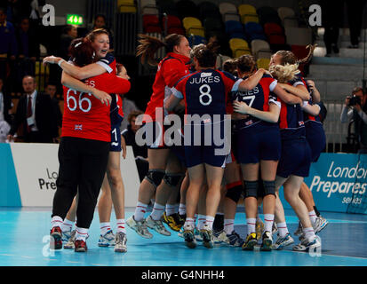 Die britische Handballmannschaft feiert ihren Sieg über Angola während des London Handball Cup und des Testevents 2012 im Olympic Park in London. Stockfoto