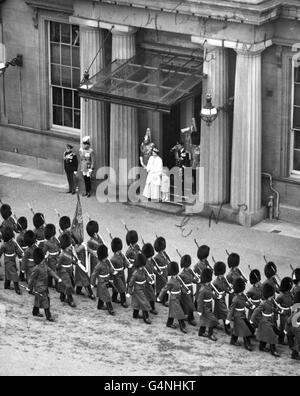 Königin Elizabeth II. Mit Prinz Charles neben ihr, beobachtet Truppen ihrer Garde Brigade vorbeimarschieren im Viereck des Buckingham Palace, als der Herzog von Edinburgh in Marineuniform grüßt. Die Königin und der Herzog waren gerade aus dem Haus der Herren zurückgekehrt, wo die Königin das erste Parlament ihrer Herrschaft eröffnete. Stockfoto