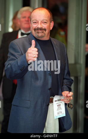 Schauspieler Tim Healy, der in der Fernsehsendung auf Weidersein Pet war, besuchte die britische Premiere von will Smiths neuem Film Wild Wild West im Odeon am Leicester Square. * 01/11/00: Die Premiere eines weiteren englischen Films für den Erfolg der Kinolastelle wird gehalten. "Purely Belter", ein Film aus Nordostengland, wird erstmals in Gateshead, Tyne und Wear gezeigt. Die Schauspieler Robson Green, Tim Healy, Denise Welch, Charlie Hardwick und Mitglieder des Rugby-Teams Newcastle Falcons werden im UCI-Kino in Gateshead zur ersten Vorführung in Großbritannien anwesend sein. Stockfoto