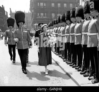 Königin Elizabeth II. Inspiziert die 2. Bataillon-Schotten-Wachen, nachdem sie am dritten Tag ihres Krönungsbesuchs in den City Chambers in Glasgow angekommen ist. Stockfoto