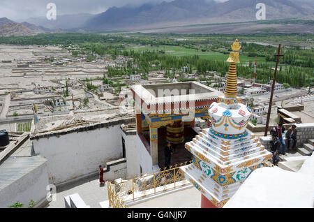 Stupa oder Chorten an Thikse Gompa in der Nähe von Leh, Ladakh, Jammu und Kaschmir, Indien.  Indus-Tal in Ferne. Stockfoto