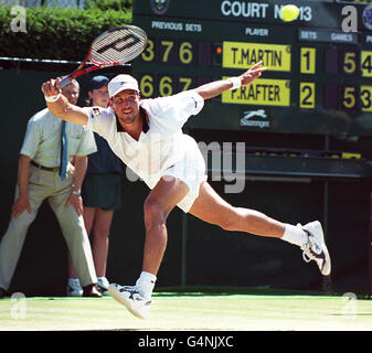 Keine kommerzielle Nutzung: Pat Rafter aus Australien im Einsatz während seines Spiels gegen Todd Martin aus den USA im Viertelfinale in Wimbledon. Rastiger besiegte Martin 6-3, (6-7), 7-6, 7-6. Stockfoto