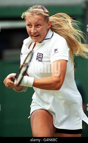 Keine Kommerzielle Nutzung. Mirjana Lucic aus Kroatien in Aktion während ihres Halbfinalmatches gegen die deutsche Steffi Graf in Wimbledon. Stockfoto