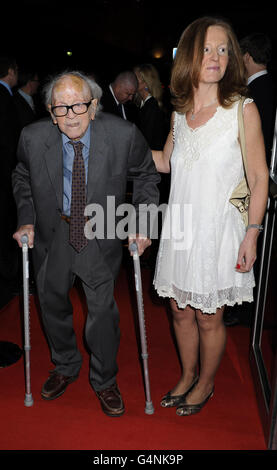 Douglas Slocombe (98), Kameramann der Filme „The Raiders of the Lost Ark“ und Gast, kommt zur Hommage an Vanessa Redgrave an die Academy of Motion Picture Arts and Sciences im Curzon Soho in London. Stockfoto