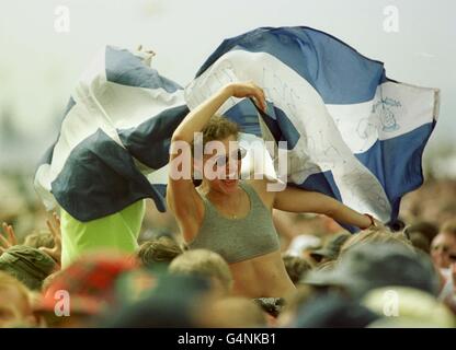 Ein Rockfan schwingt beim T in the Park Festival in Edinburgh die schottische Flagge. Schätzungsweise fünfundvierzig Tausend Menschen versammelten sich zum zweitägigen Musikfestival. Stockfoto