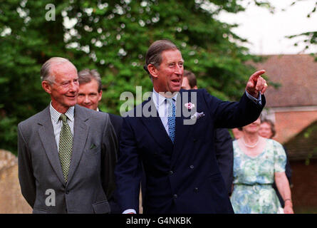 Der Prinz von Wales kommt zu einem Konzert von Maria Joao Pires in der Kirche des Heiligen Kreuzes in Ramsbury, Wiltshire. Stockfoto