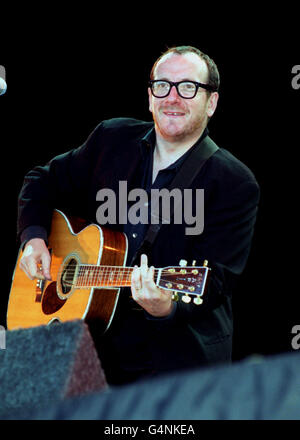 Der Singer-Songwriter Elvis Costello tritt auf der 10. Jährlichen Floadh im Finsbury Park im Norden Londons auf. Stockfoto