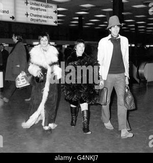 Liza Minnelli, die Sängerin und Schauspielerin, Tochter der verstorbenen Judy Garland am Londoner Flughafen Heathrow, als sie nach Paris aufmachte, um ihre Europatournee fortzusetzen. Stockfoto