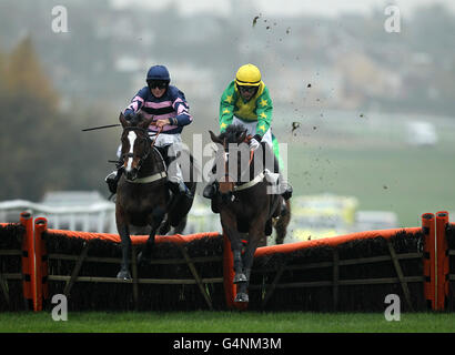 Malanos mit Jockey Lee Edwards (rechts) springt den letzten Zaun, um mit der galoppierenden Queen mit Jockey Marc Goldstein (links) beim Katherine Swynford Juvenile Hurdle Race auf der Rennstrecke Leicester zu gewinnen Stockfoto