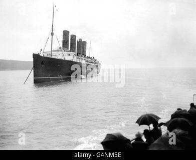 Der Transatlantic Liner RMS Lusitania vertäute Weihnachten 1911 in der Mersey. Die 'Lusitania' wurde am 7. Mai 1915 von dem deutschen U-Boot U-20 12 Meilen vor dem Old Head of Kinsale, Irland, torpediert. Es wird angenommen, dass der Verlust von Menschenleben unter amerikanischen Passagieren einen direkten Einfluss auf die Entscheidung der Vereinigten Staaten gehabt hat, auf der Seite der Alliierten in den Ersten Weltkrieg einzutreten. Stockfoto