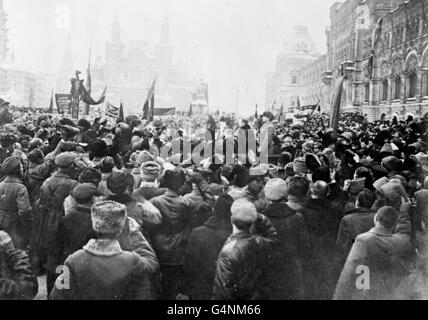 Trotzki (in Astrakan Cap) würdigte den Jubel seiner Anhänger auf dem Roten Platz in Moskau. Stockfoto