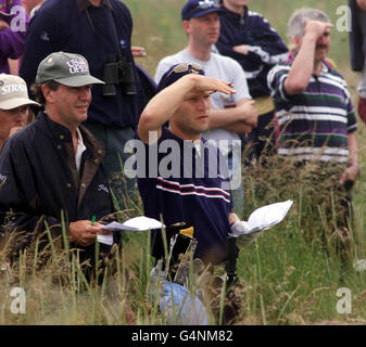 Ehemaliger Ryder Cup-Star per-Ulrik Johansson (R) aus Schweden, mit seinem Caddie, während seiner zweiten Runde des Open Championship Golf Qualifying Course in Montrose. Johansson schoss am 11/7/99 einen Rekord von 63 und führt das Feld an. Stockfoto