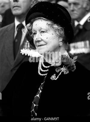 Die Queen Mother trägt einen großen Mohn bei einem Besuch des Gedenkfelds in der St. Margaret's Church Westminster. Stockfoto