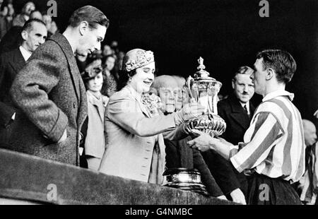 Fußball - FA Cup - Finale - Sunderland / Preston North End - Wembley - 1937. Sunderland-Kapitän Raich Carter (r) erhält den FA-Pokal von der Königin (c) Stockfoto