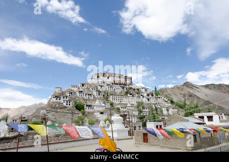 Gebetsfahnen und Thikse Gompa in der Nähe von Leh, Ladakh, Jammu und Kaschmir, Indien Stockfoto