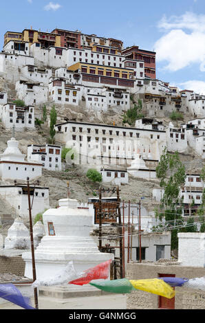 Stupa oder Chorten an Thikse Gompa in der Nähe von Leh, Ladakh, Jammu und Kaschmir, Indien. Stockfoto