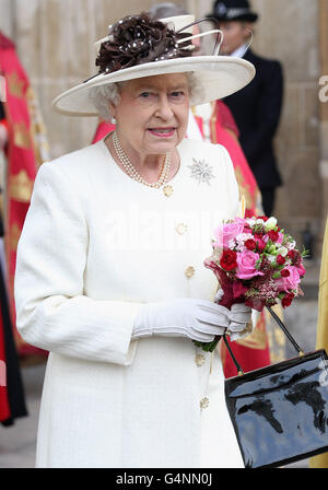 Die britische Königin Elizabeth II. Feiert den 400. Jahrestag der King James-Bibel in der Westminster Abbey in London. Stockfoto