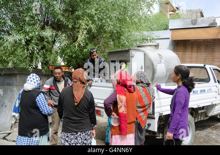 Frauen, die Milch zu kaufen, von einem LKW, Leh, Ladakh, Jammu und Kaschmir, Indien Stockfoto